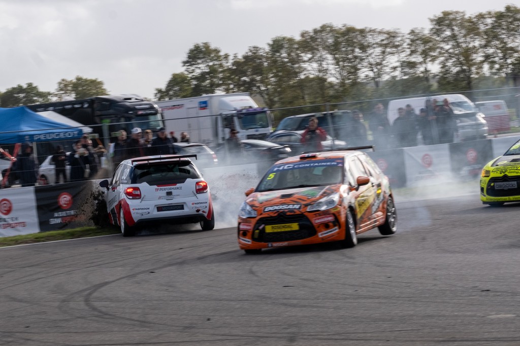 Knut Eirik Knudsen sluttede sæsonen med en snurretur, som heldigvis blev uden materielle skader. Han fik gang i bilen igen og endte som nummer fem i finalen.
(Foto: Citroen DS3 Cup / Insight Racing DK)